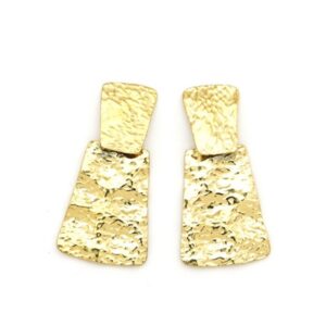 Con acabado en baño de oro de 18K