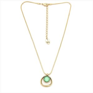 En dorado con verde agua