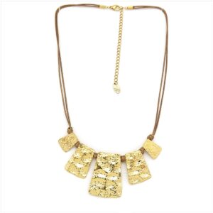 Con acabado en baño de oro de 18K