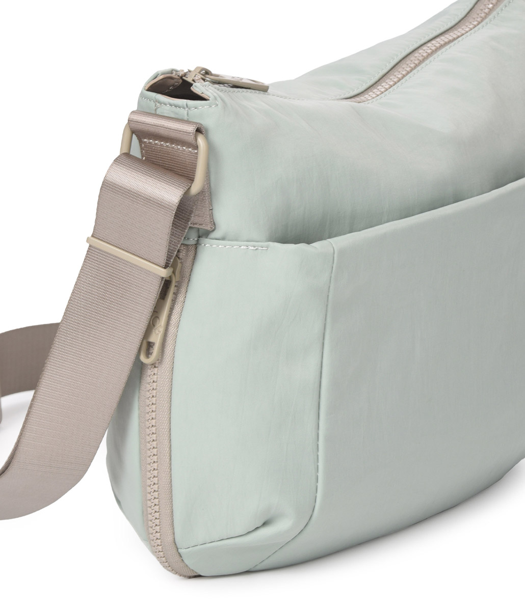 En agua visto desde el lateral. se aprecia el gran bolsillo frontal y la cremallera lateral para ampliar la capacidad