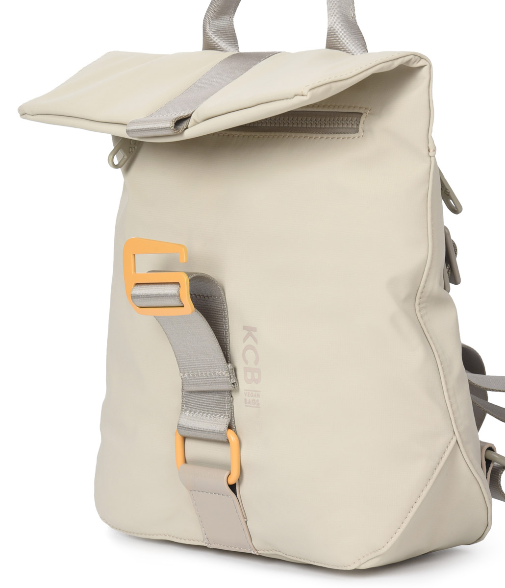 Debajo de la solapa lleva un bolsillo con cremallera