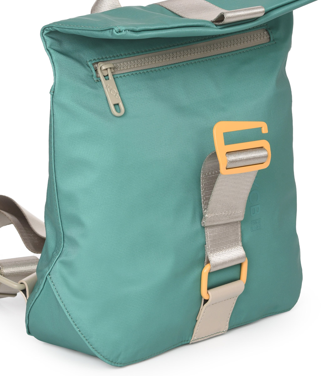 Vista por debajo de la solapa en la que se aprecia el bolsillo oculto con cremallera