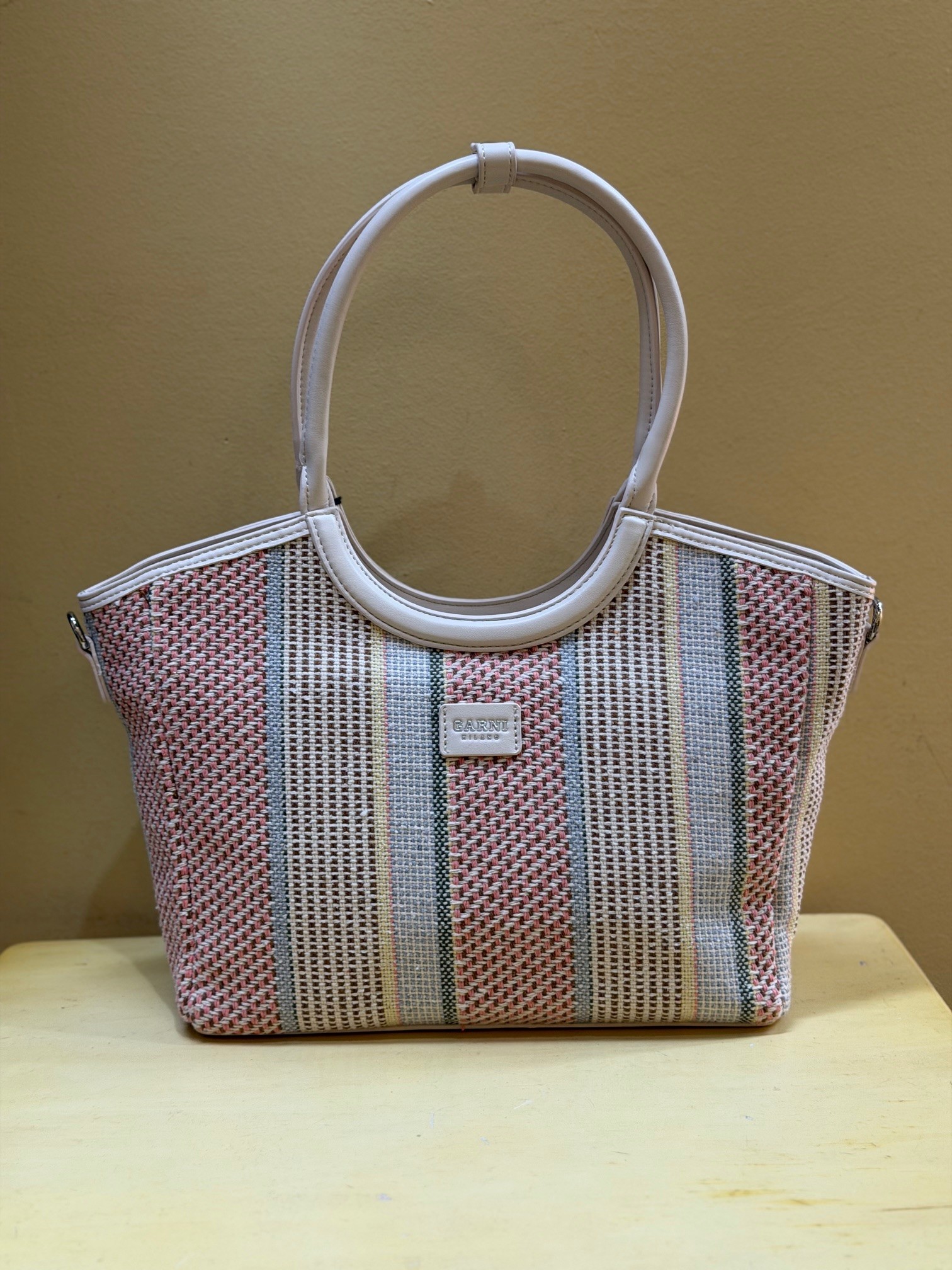 En beige y visto de frente