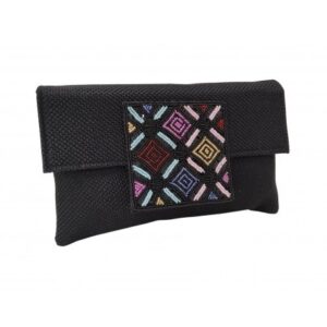 Vista frontal. Se aprecia el adorno con abalorios y lentejuelas bordadas