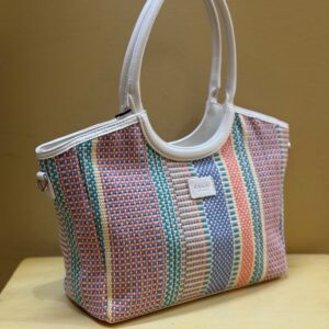 En blanco y visto desde el lateral