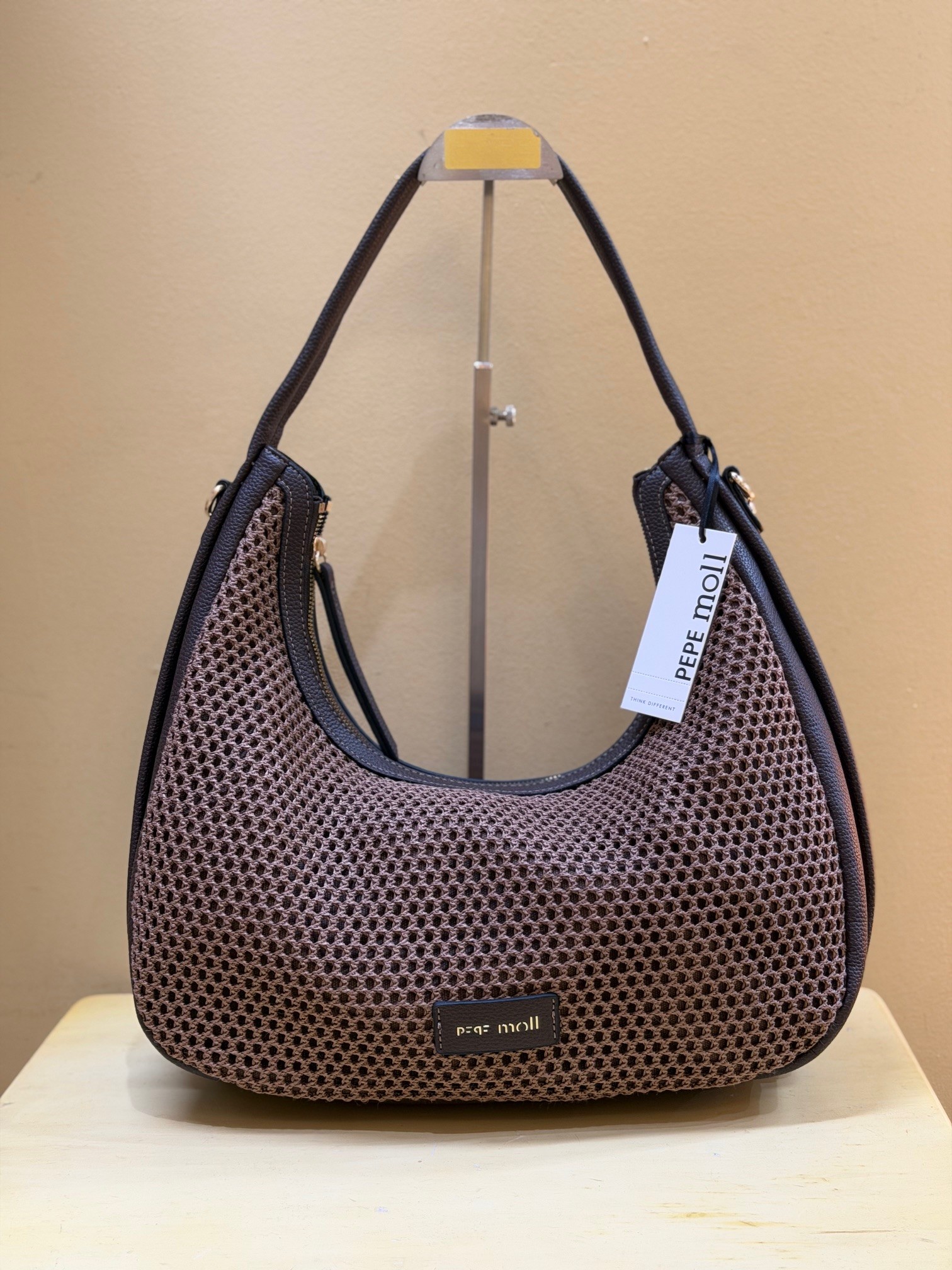 En marrón chocolate visto desde el frente