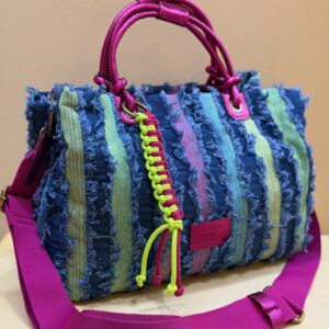 Con fucsia y visto desde el lateral