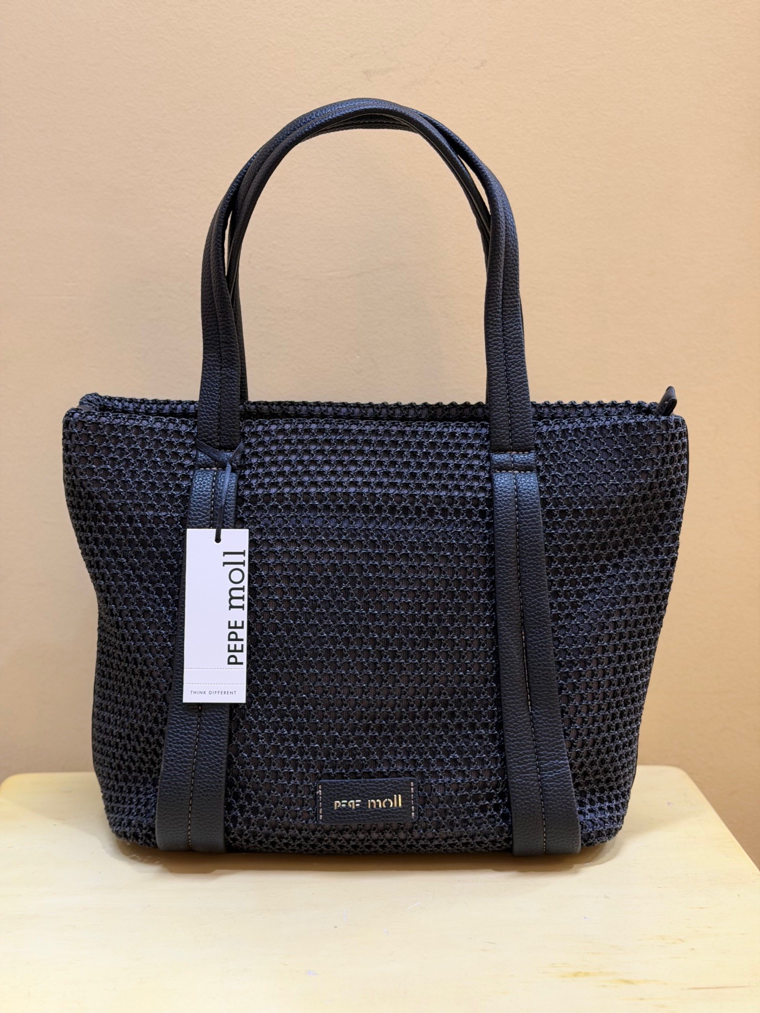 En negro visto desde el frente