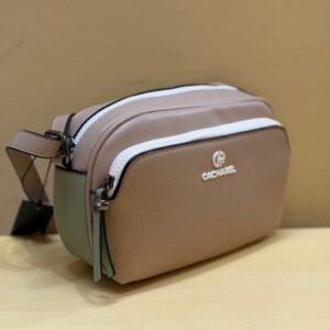 Con verde agua y visto desde el lateral