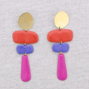 De acero inoxidable bañado en oro y esmaltes de colores. Fucsia